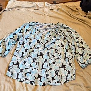 Woman’s Apt.9 flower dress shirt XL